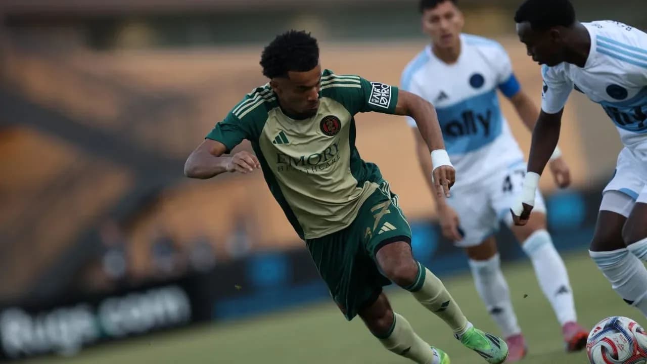 Jugadores compitiendo por el balón en el partido