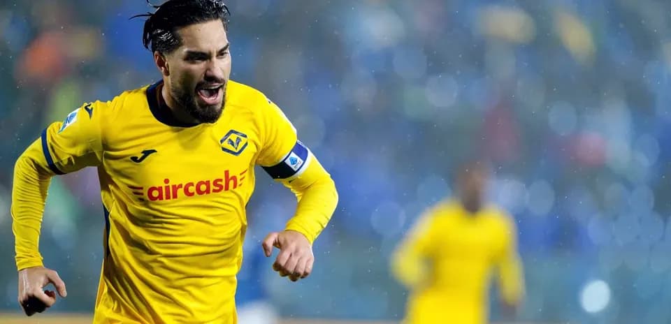 Jugador de Como celebrando un gol en lluvia