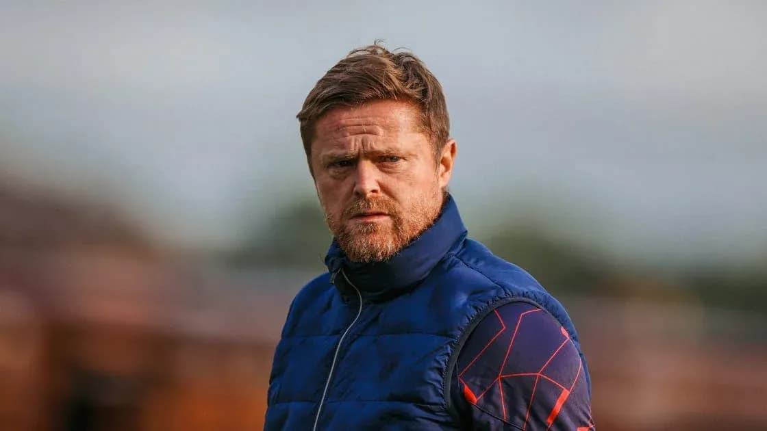 Entrenador observando el campo de entrenamiento