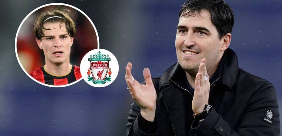 Entrenador aplaudiendo con jugador de Liverpool destacado