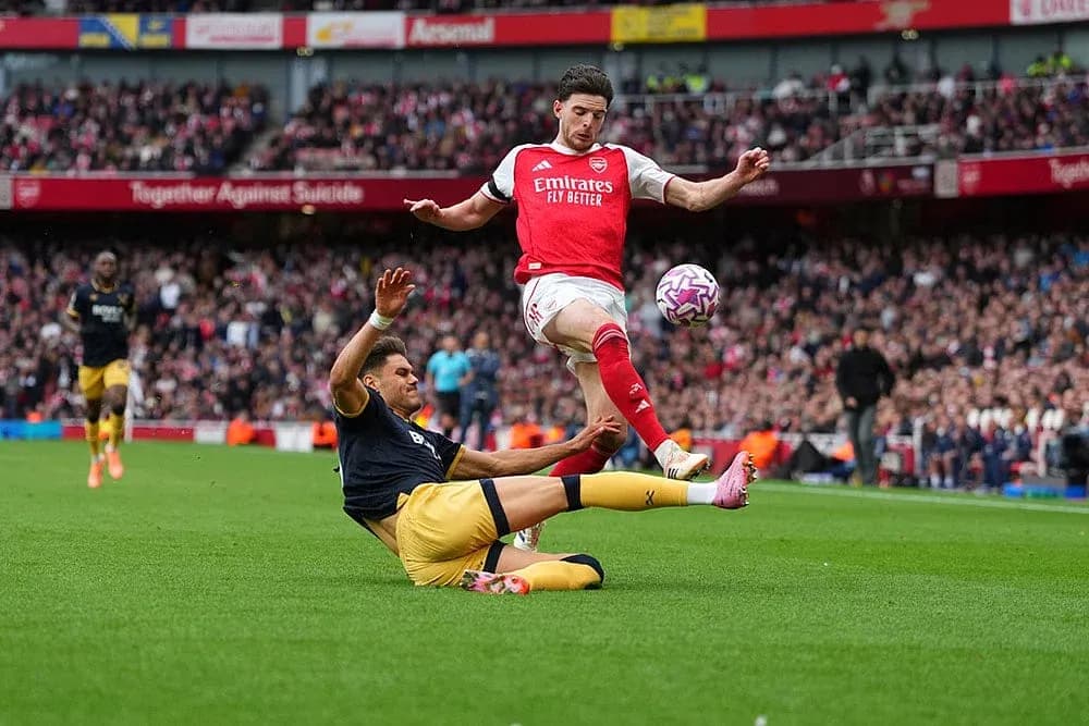 Jugador de Arsenal esquivando una entrada de West Ham
