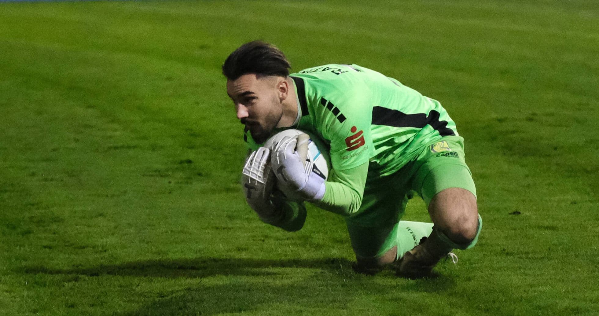 Portero atrapando el balón en el partido