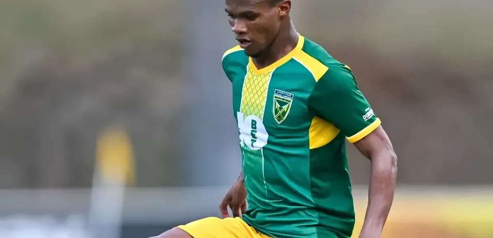 Jugador con uniforme verde y amarillo en acción