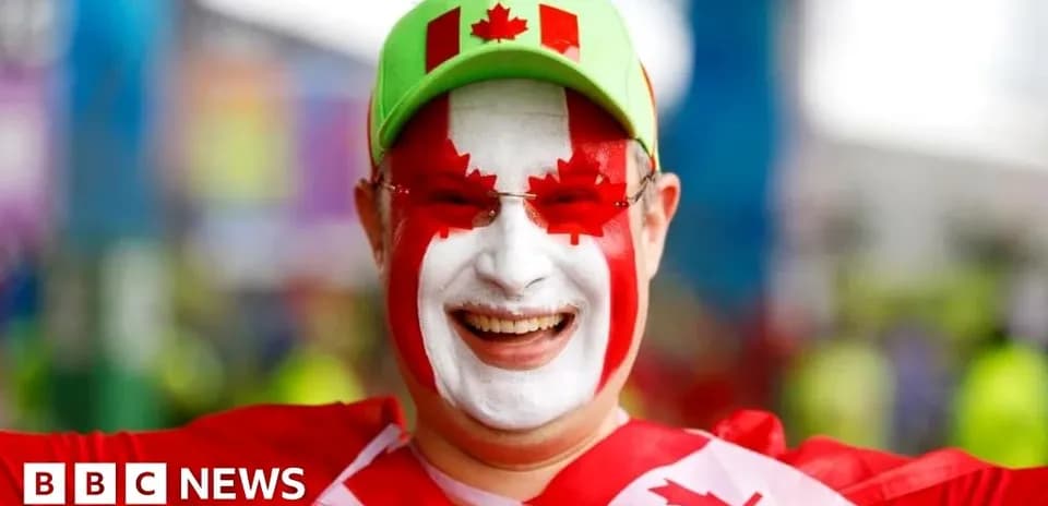 Afanado aficionado canadiense con cara pintada sonriente
