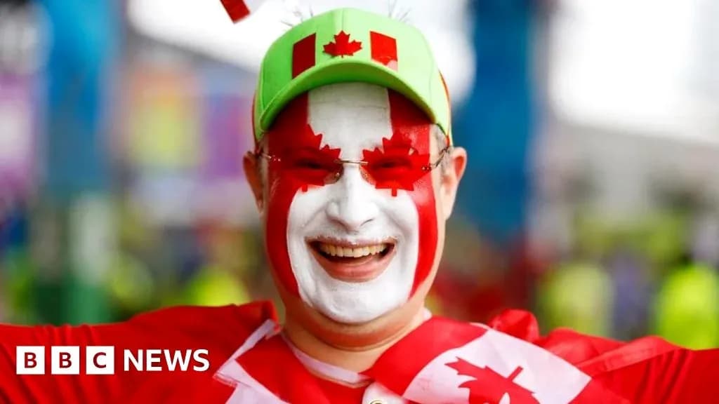 Afanado aficionado canadiense con cara pintada sonriente