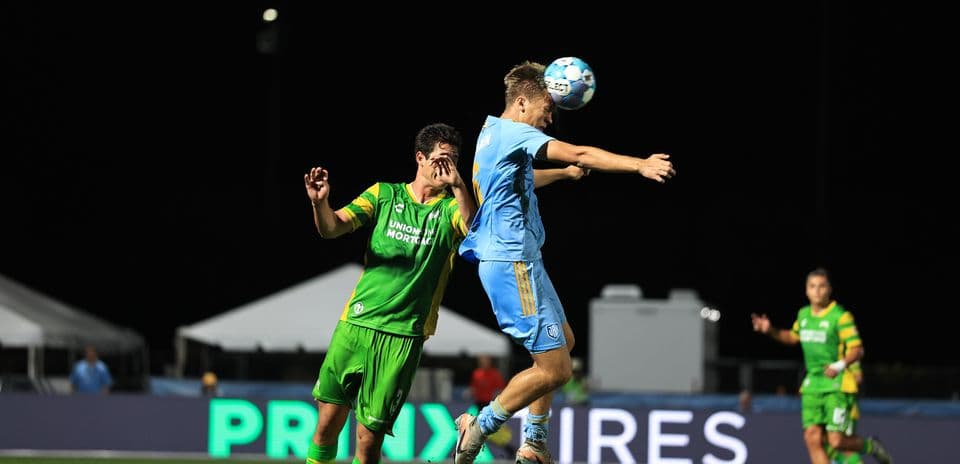 Jugador de Sporting JAX salta por el balón
