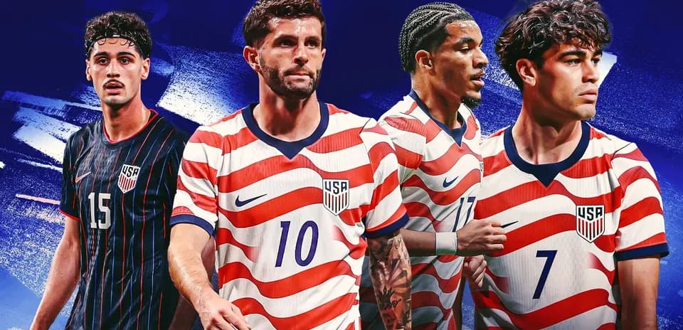 Cuatro jugadores de la selección de EE. UU. en uniforme