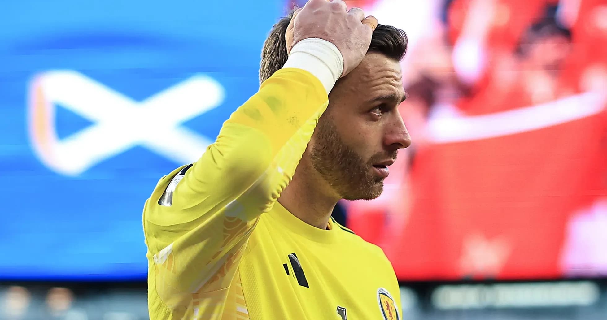 Portero de Escocia preocupado durante el partido