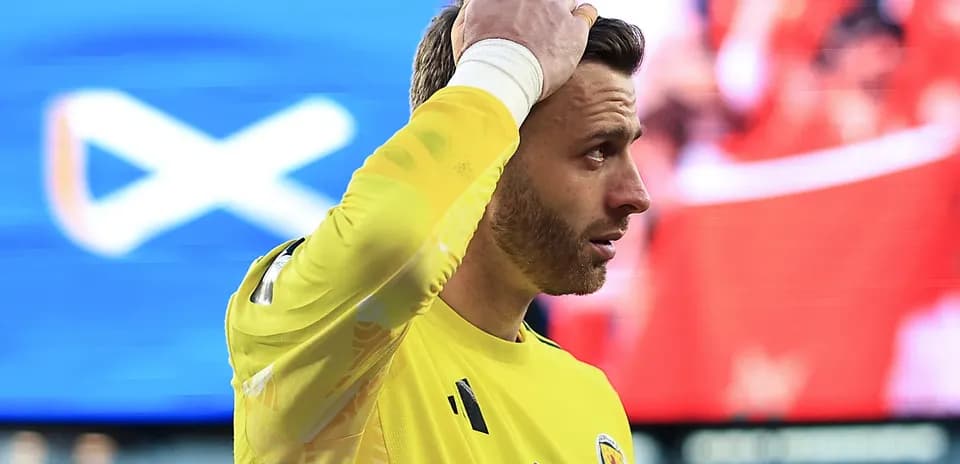 Portero de Escocia preocupado durante el partido