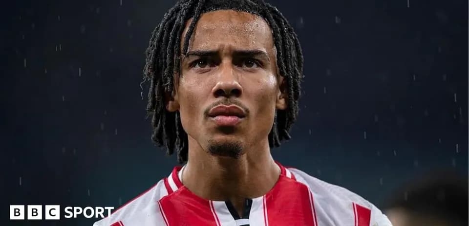 Jugador de Brentford en lluvia durante partido