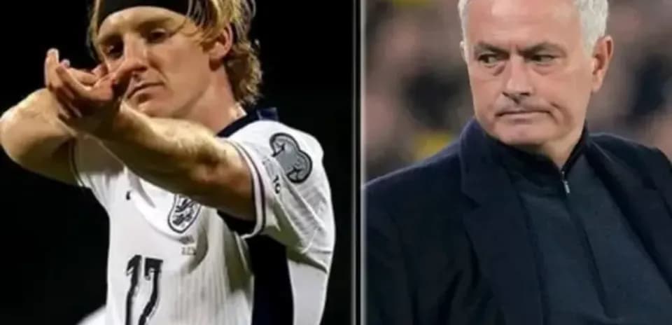 Jugador señalando mientras el entrenador observa