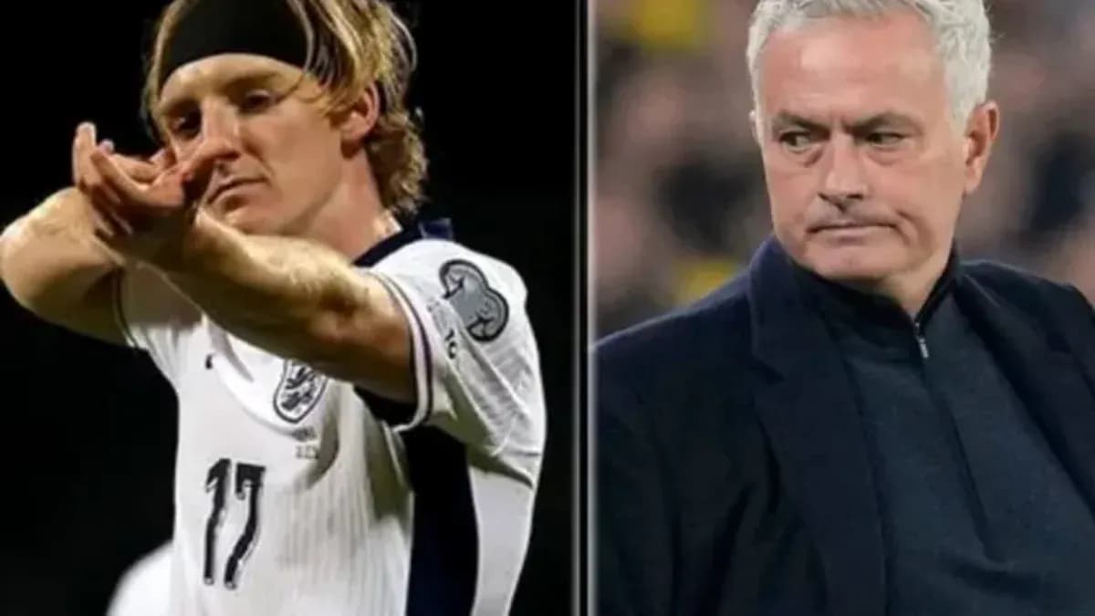 Jugador señalando mientras el entrenador observa