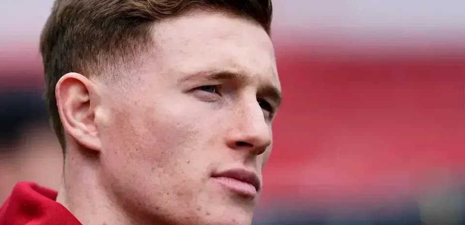 Jugador mirando hacia el campo antes del partido