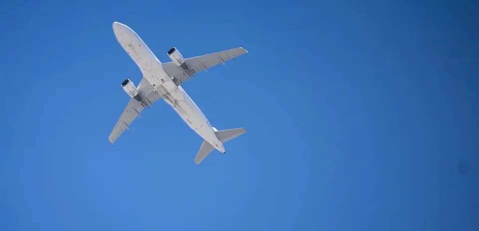 Avión volando en cielo despejado