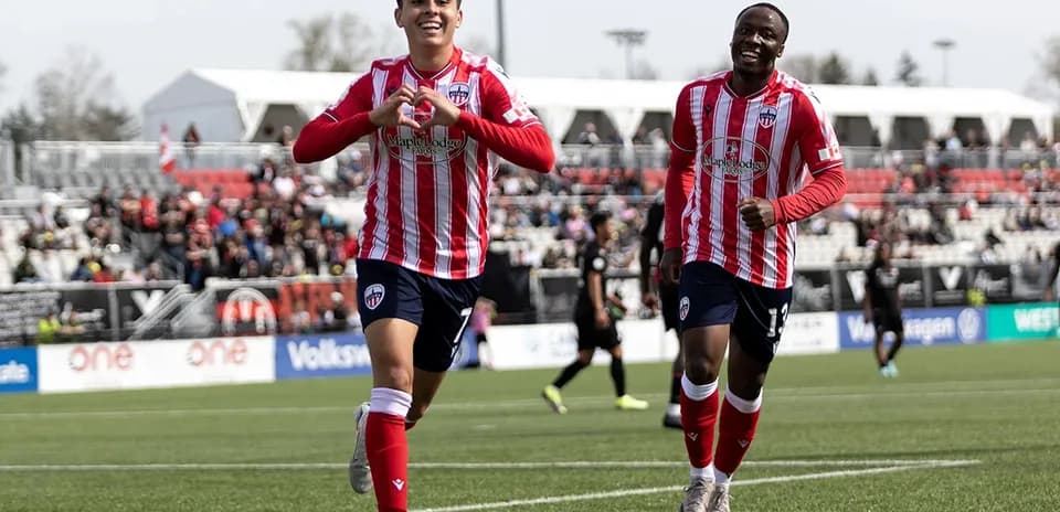 Jugadores celebrando un gol en el partido