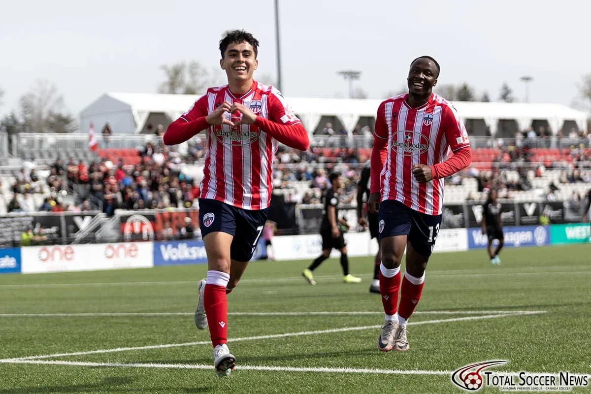 Jugadores celebrando un gol en el partido