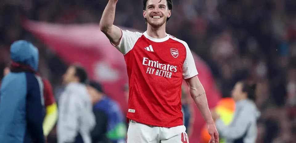 Jugador de Arsenal celebrando en el campo