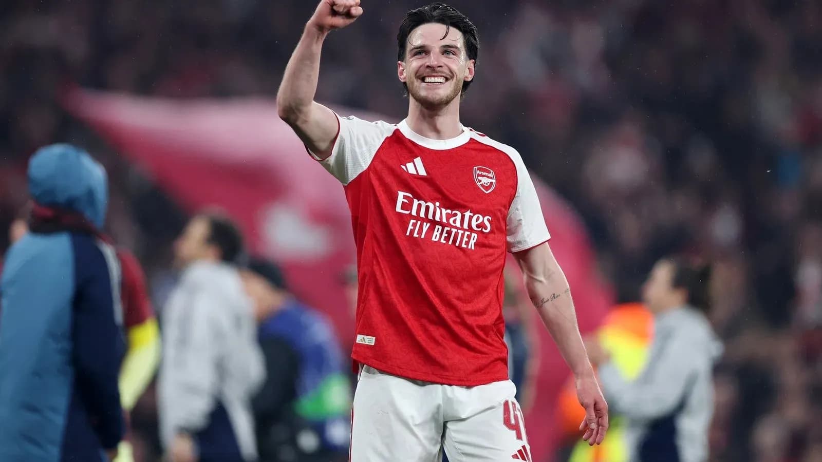 Jugador de Arsenal celebrando en el campo