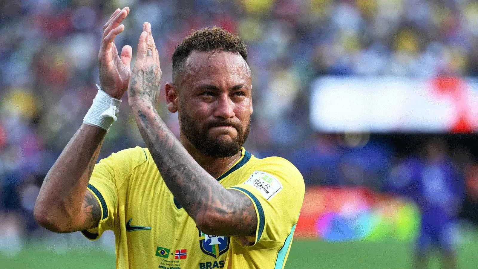 Jugador brasileño aplaudiendo en el campo