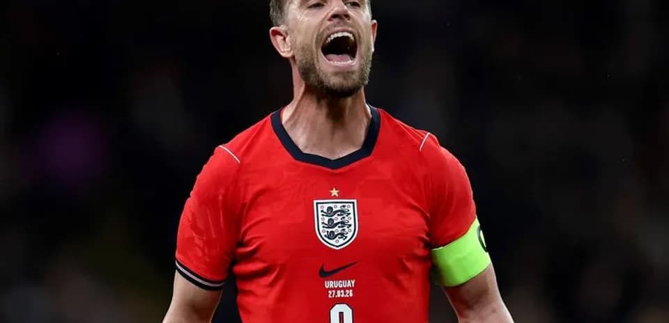 Jugador de Inglaterra gritando en partido de fútbol