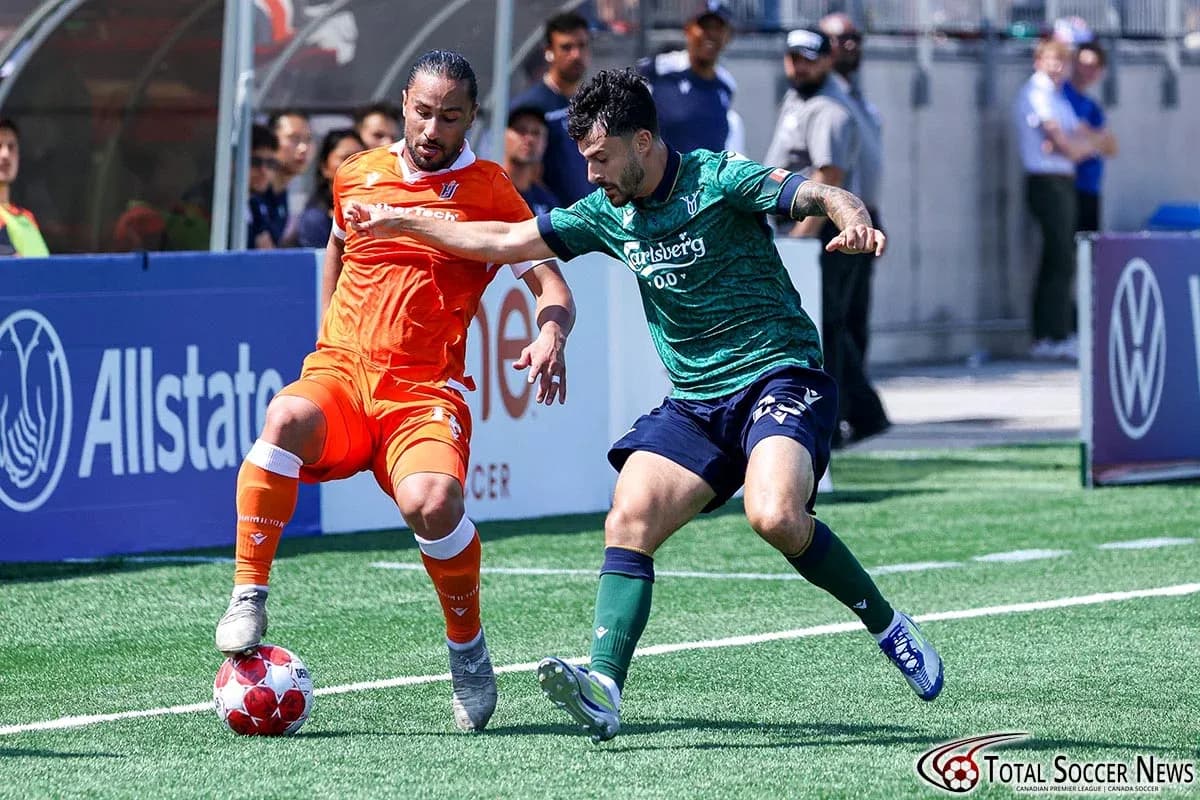 Dos jugadores compitiendo por el balón en el partido
