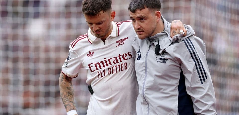 Jugador de Arsenal siendo asistido por personal médico