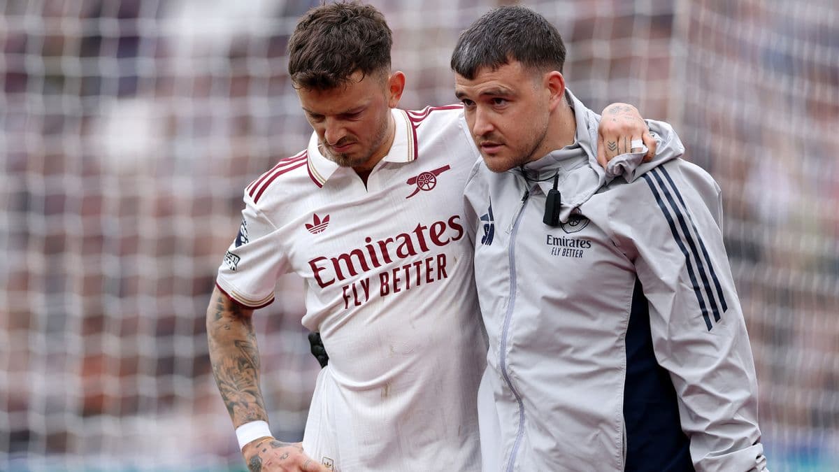 Jugador de Arsenal siendo asistido por personal médico