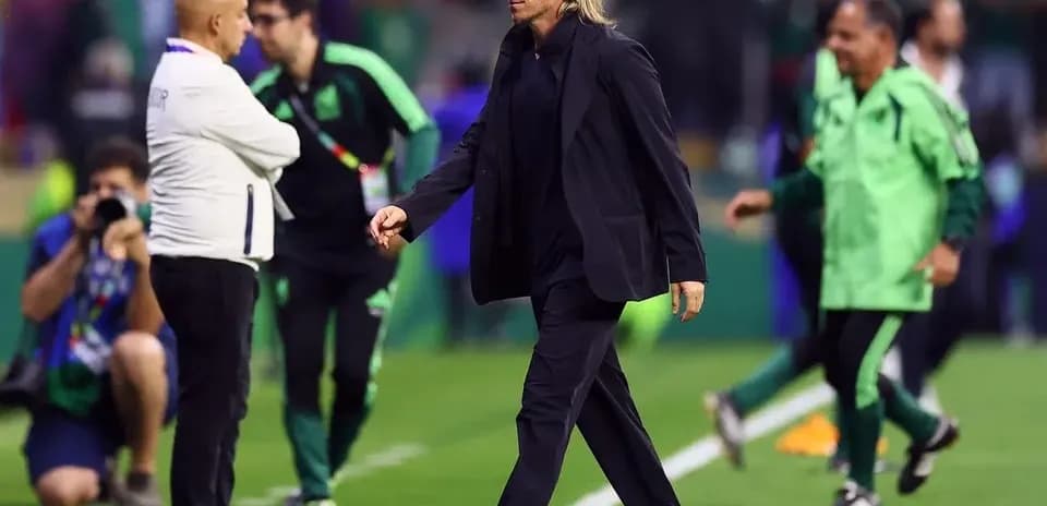 Entrenador caminando por el campo tras el partido