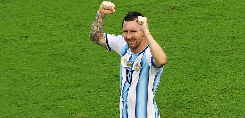 Jugador argentino levantando los brazos en celebración