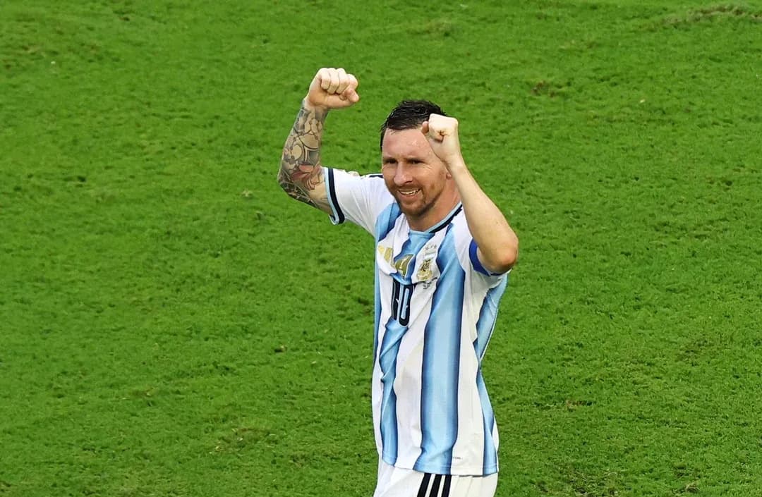 Jugador argentino levantando los brazos en celebración