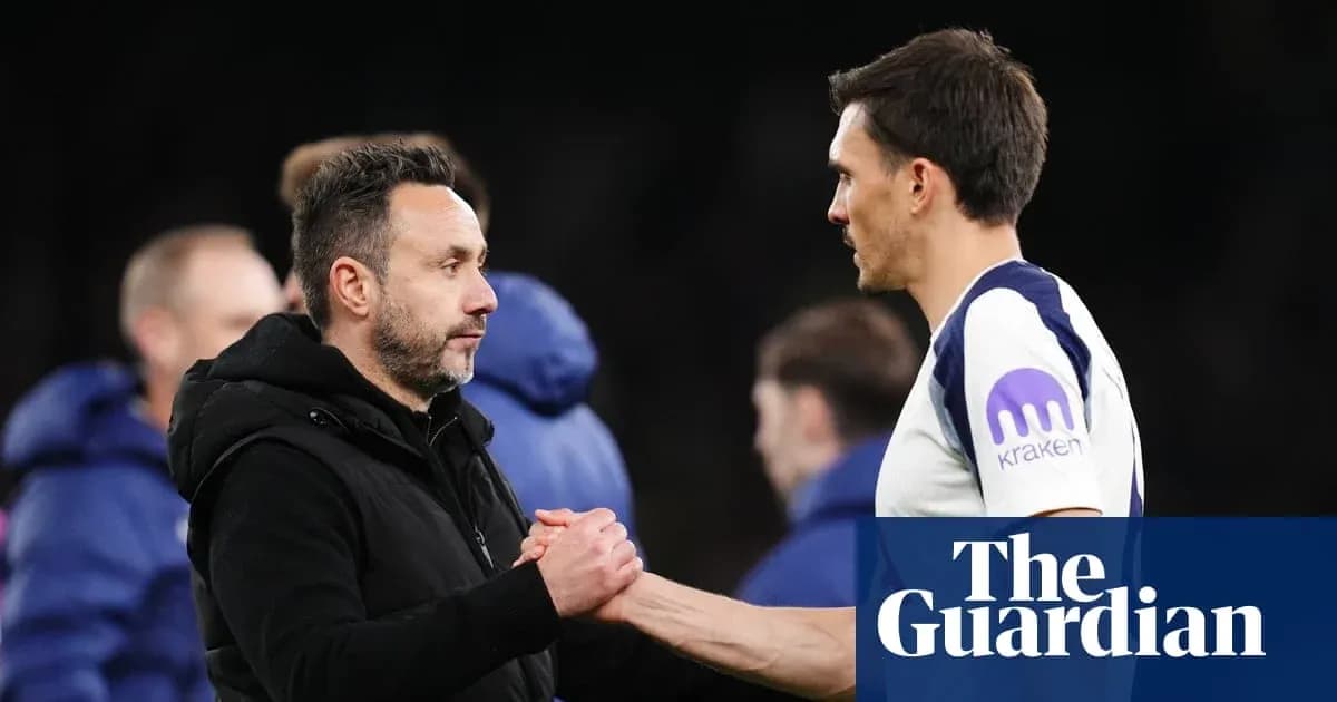 Entrenador y jugador saludándose tras el partido