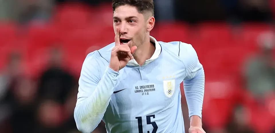 Jugador de Argentina celebrando y pidiendo silencio