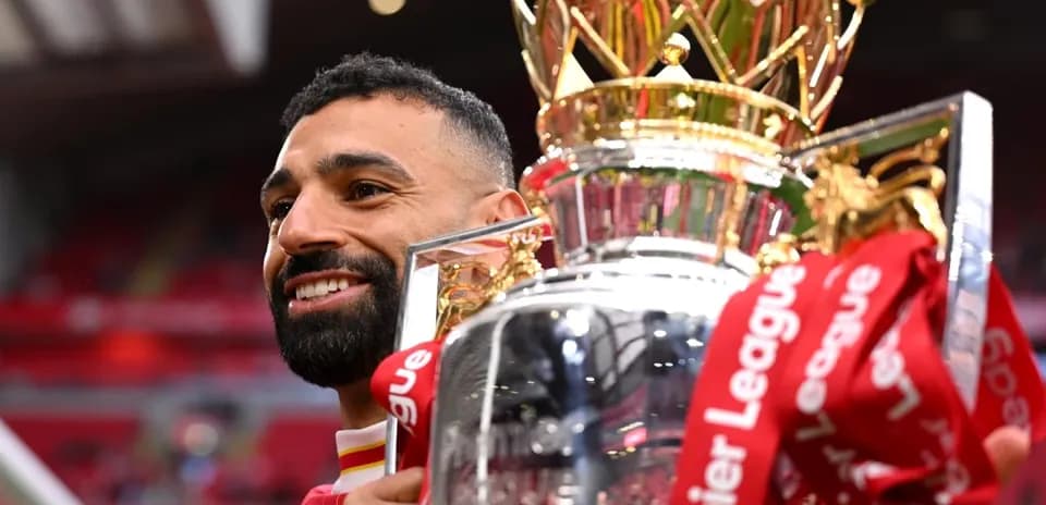 Jugador levantando el trofeo de la Premier League