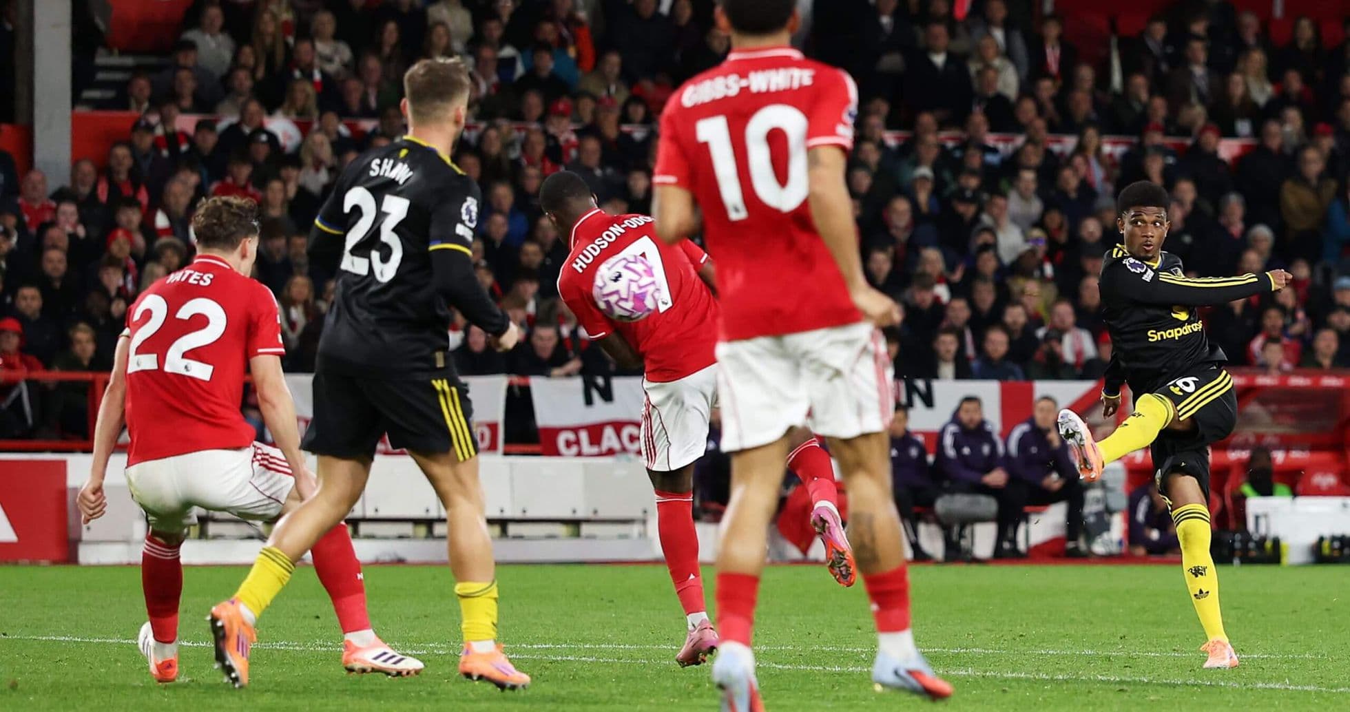 Acción de un jugador de Nottingham Forest
