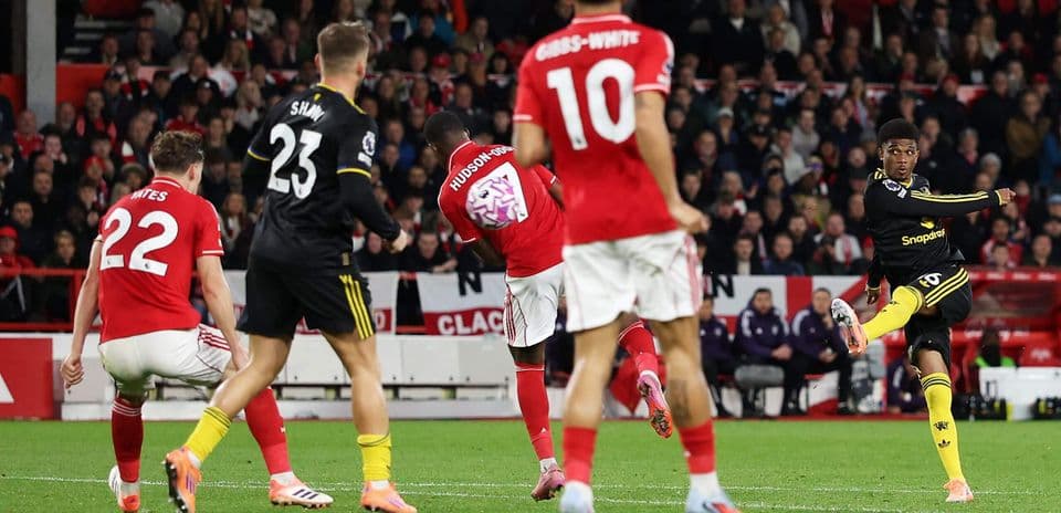 Acción de un jugador de Nottingham Forest