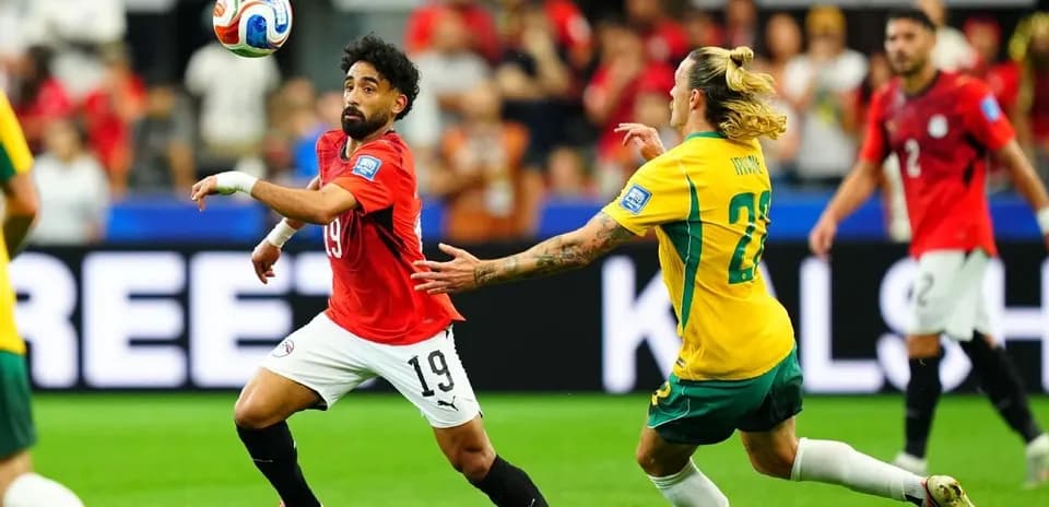 Jugador egipcio controla el balón en partido