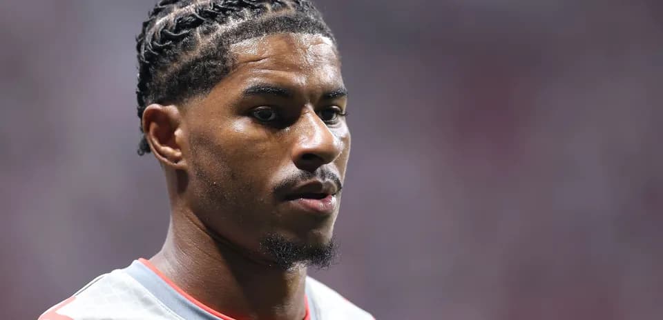 Jugador con trenzas en uniforme de entrenamiento