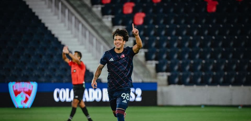 Jugador celebrando un gol en el estadio