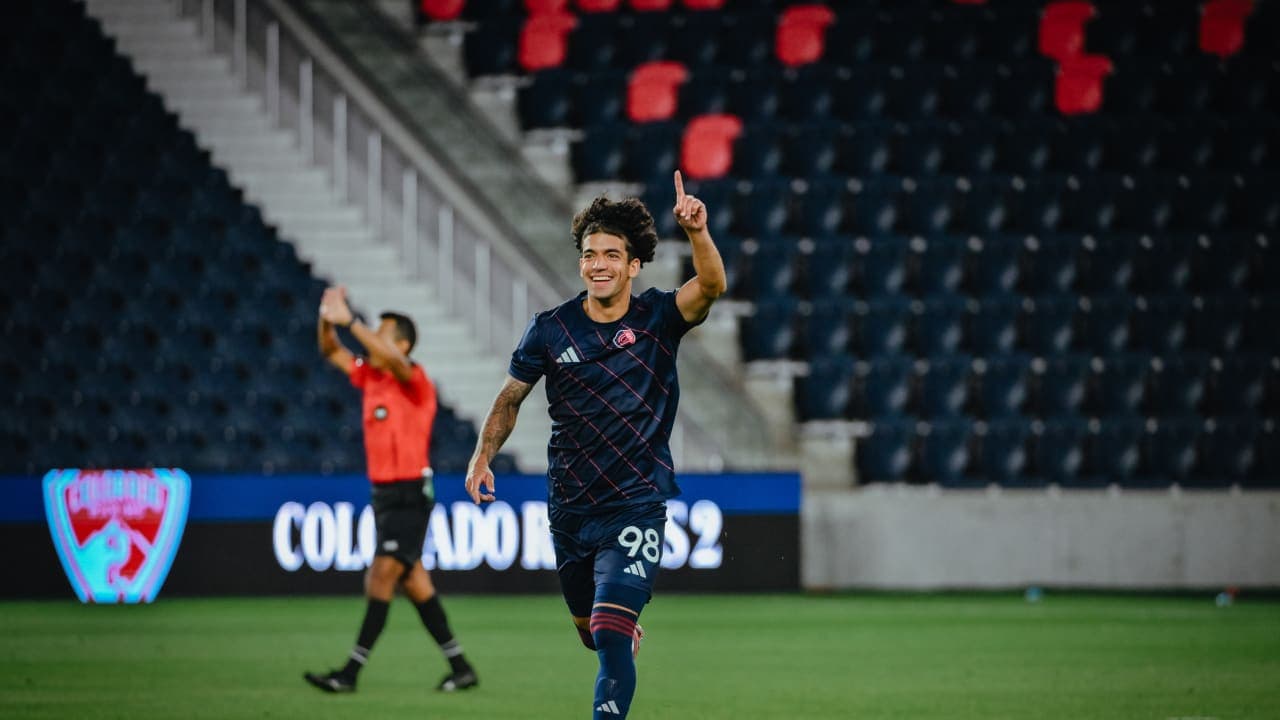 Jugador celebrando un gol en el estadio