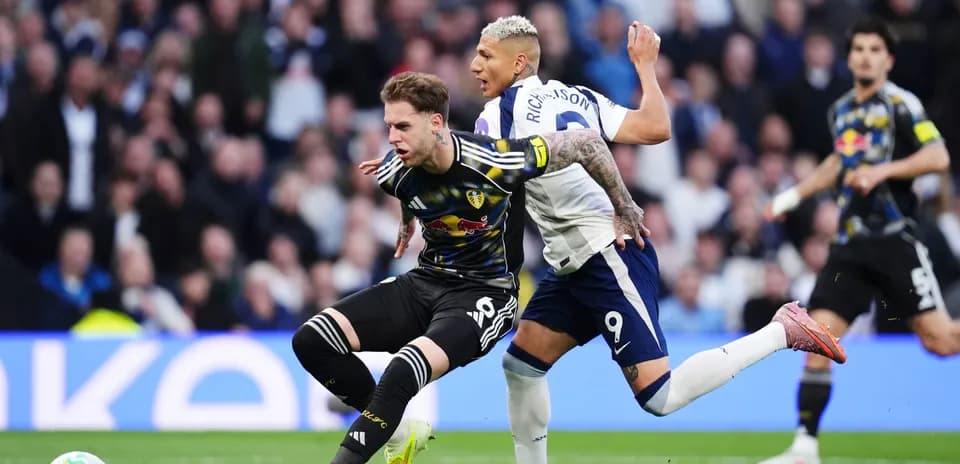 Jugador de Leeds siendo desafiado por jugador de Tottenham