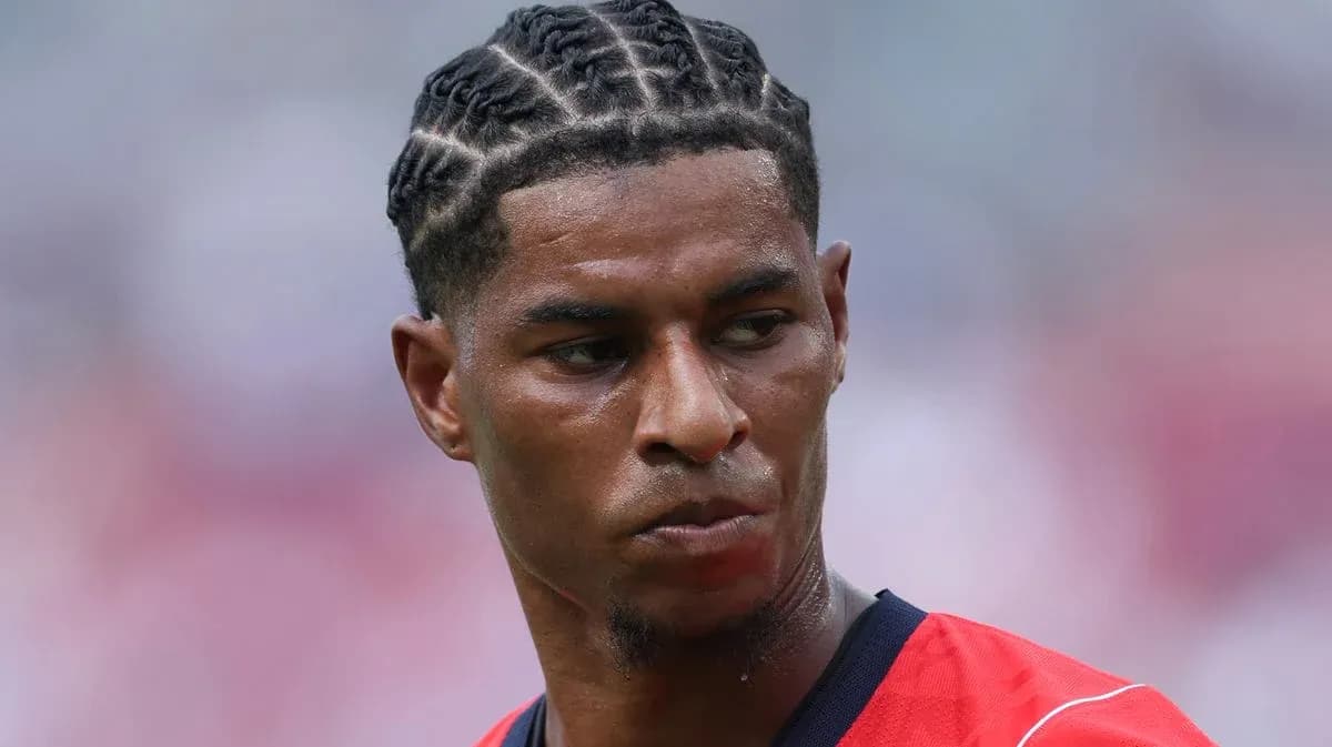Jugador con trenzas en uniforme rojo durante partido