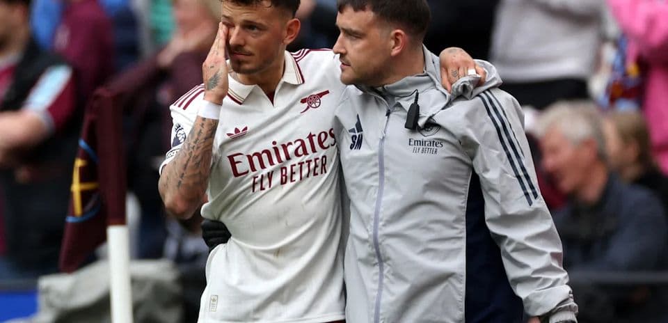 Jugador de Arsenal siendo asistido por el personal médico