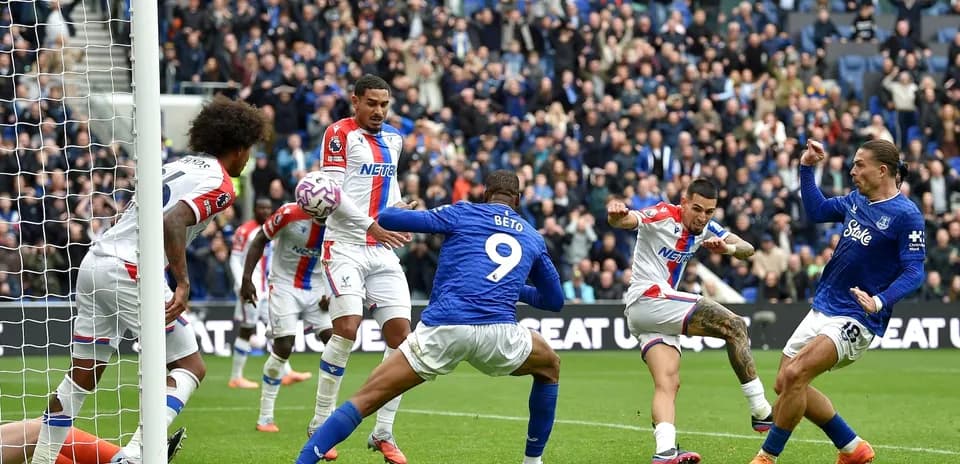Acción de juego entre Crystal Palace y Everton