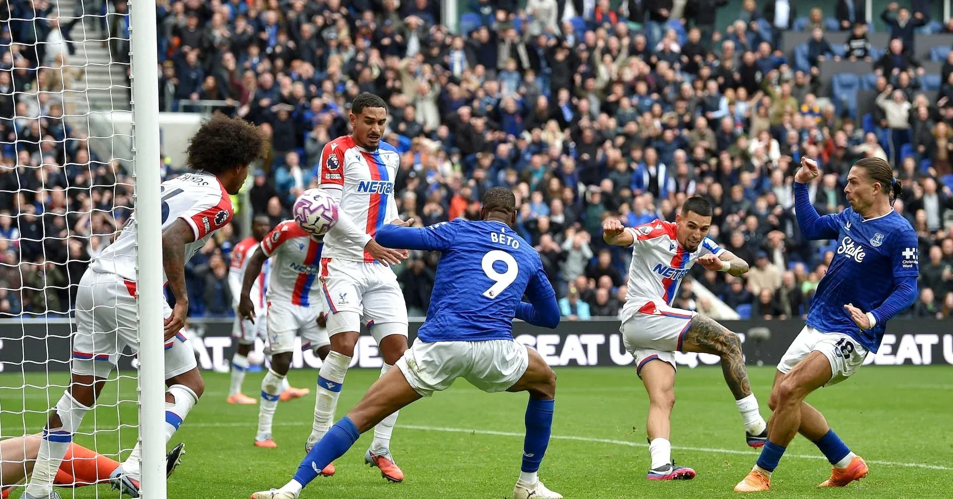 Acción de juego entre Crystal Palace y Everton