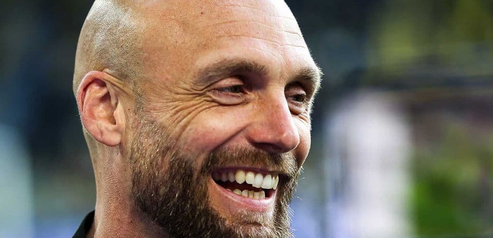 Hombre sonriente con barba en primer plano