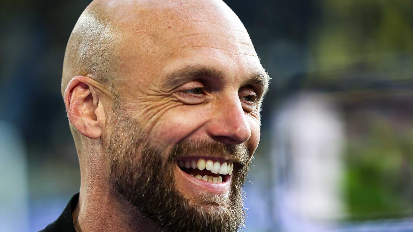 Hombre sonriente con barba en primer plano