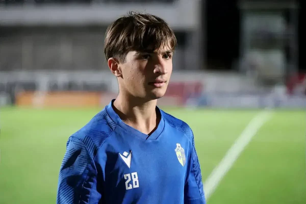 Jugador con camiseta azul en el campo de fútbol