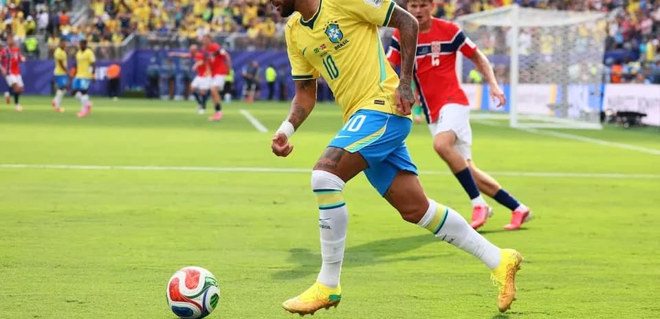 Neymar driblando durante el partido de fútbol