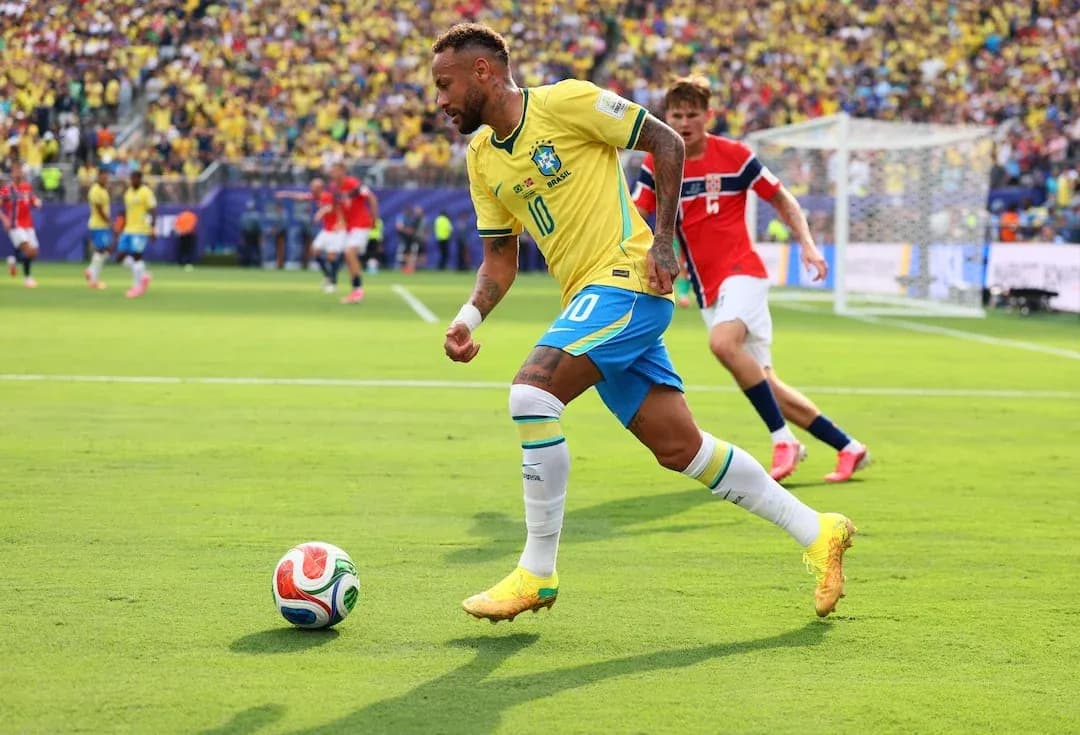 Neymar driblando durante el partido de fútbol