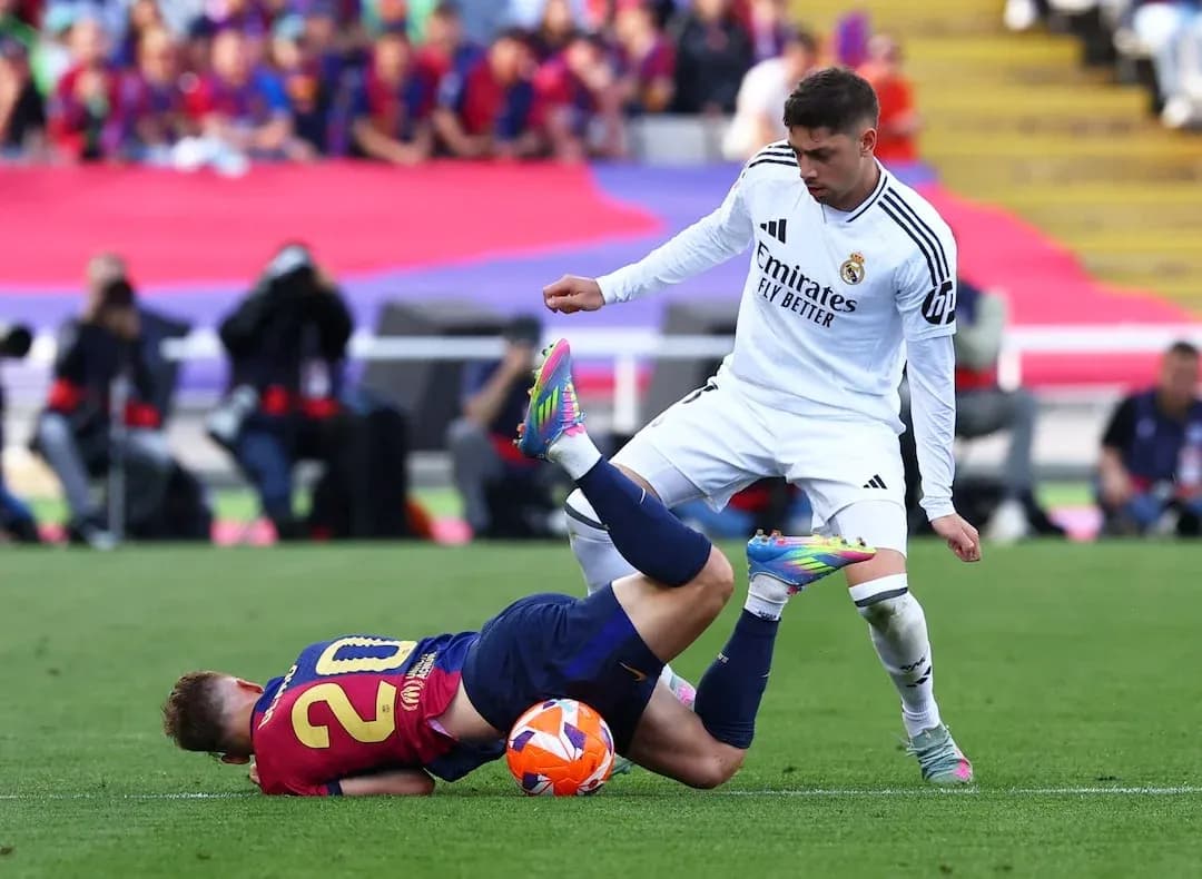 Jugador de Barcelona cae tras entrada del jugador del Madrid